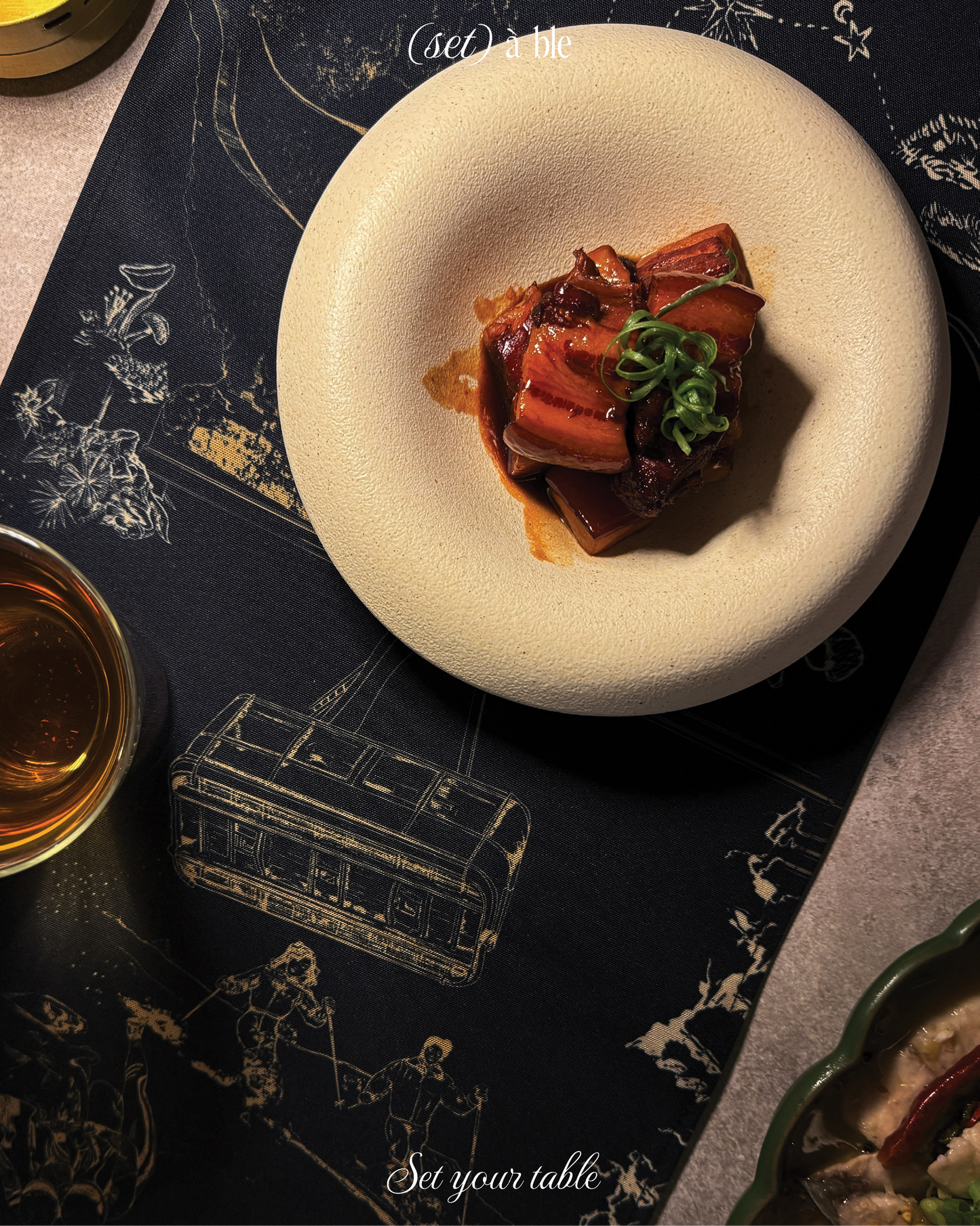 Après All Day Black Table Runner