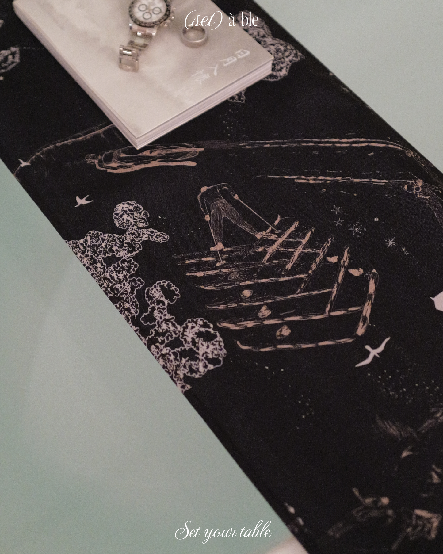 Après All Day Black Table Runner