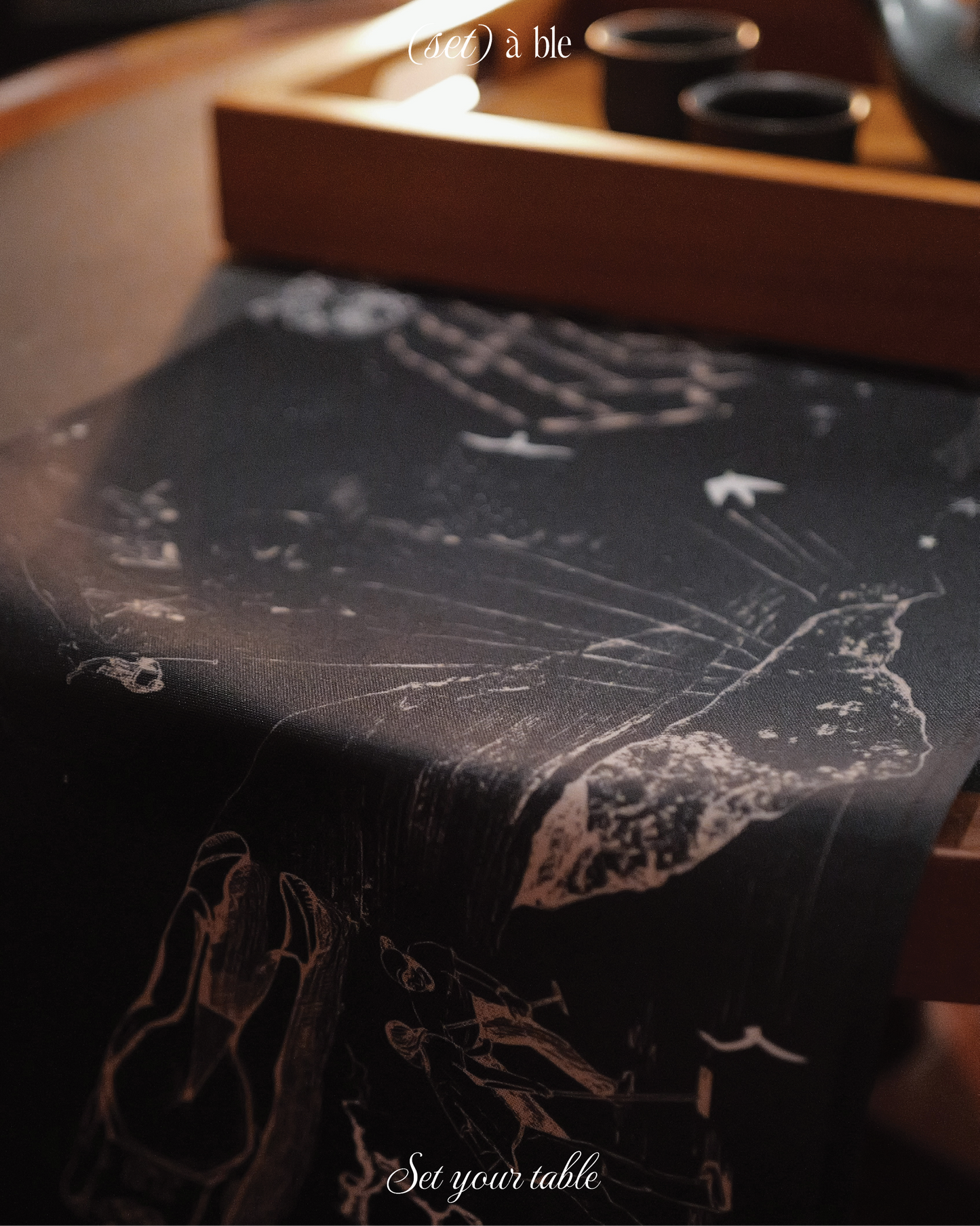 Après All Day Black Table Runner