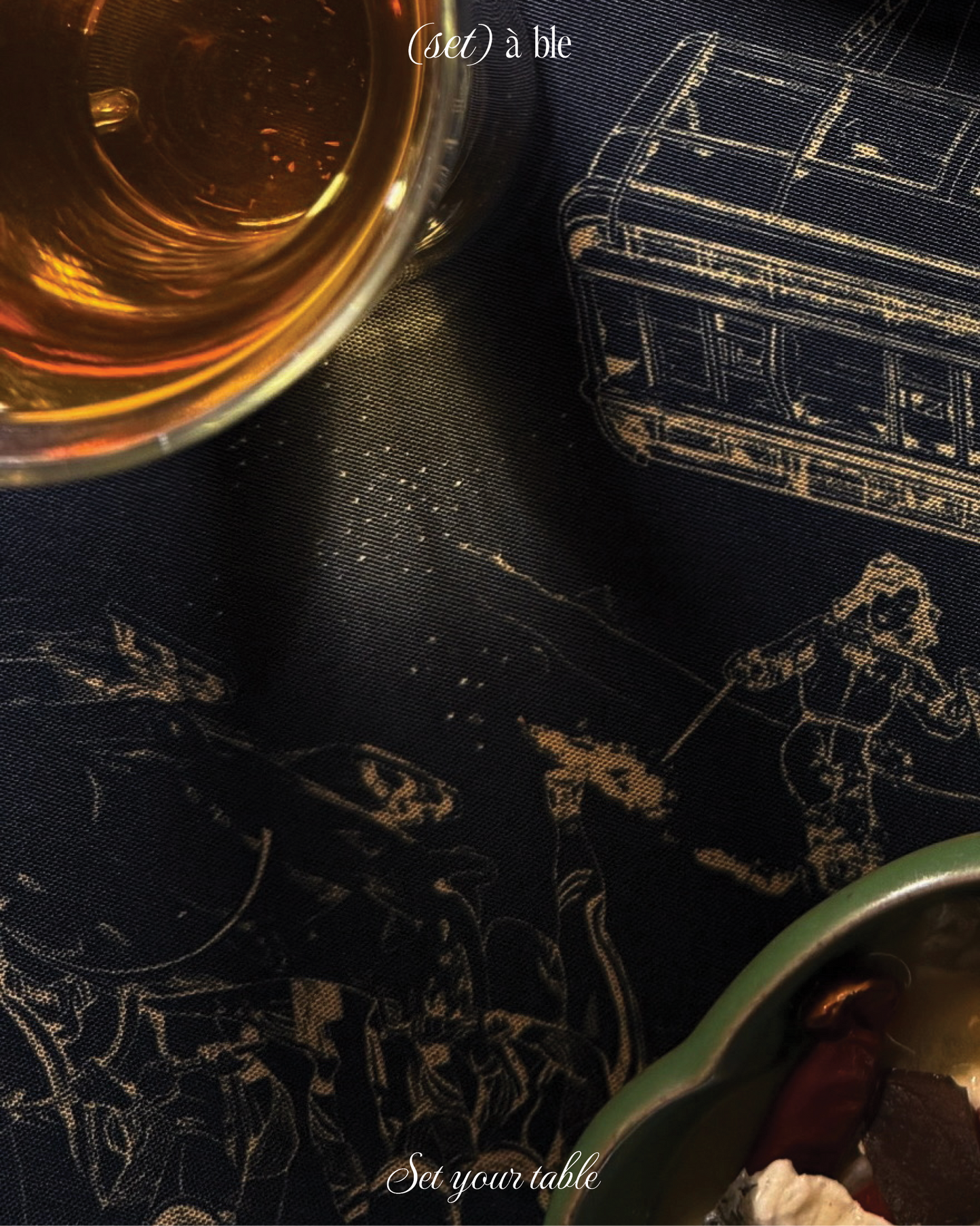 Après All Day Black Table Runner